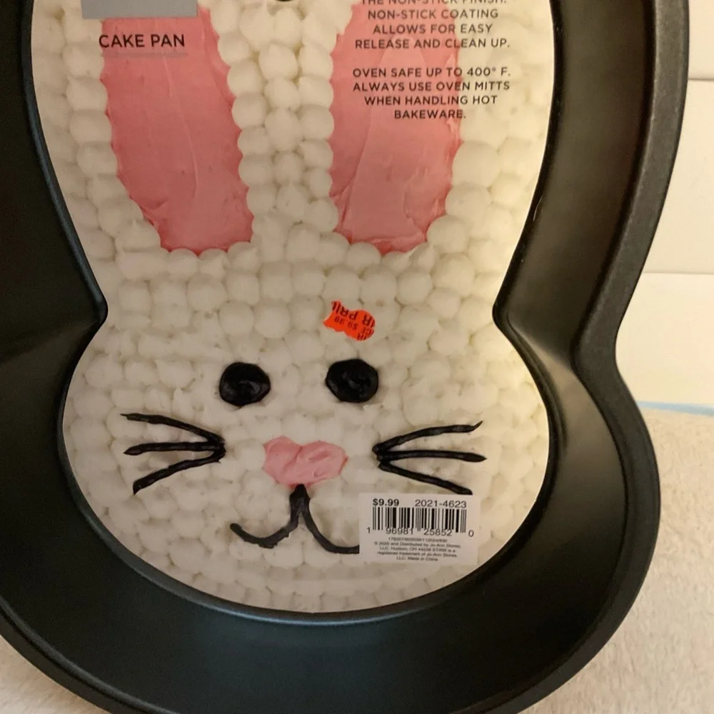 Bunny-Shaped Cake Pan - Black